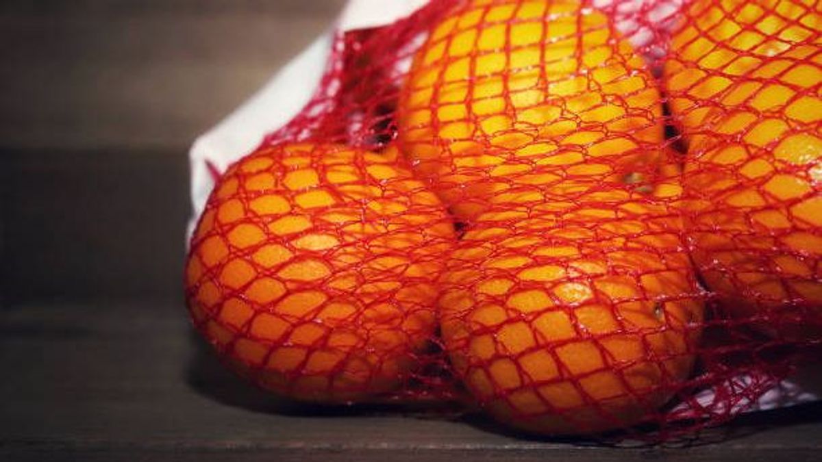 En los supermercados o fruterías solemos encontrarnos las naranjas envueltas por una malla roja En los supermercados o fruterías solemos encontrarnos las naranjas envueltas por una malla roja