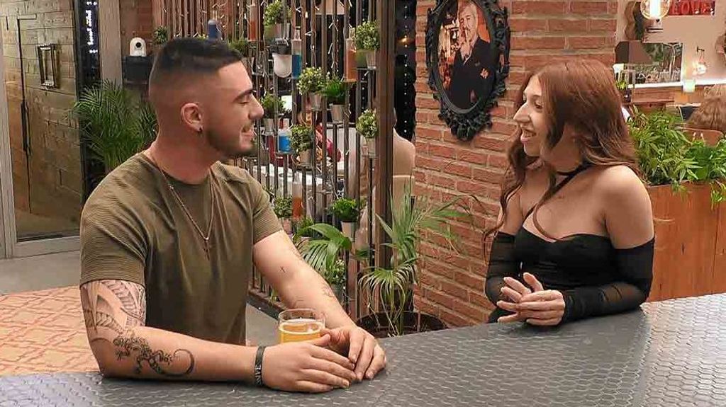 Israel y Megan durante su cita en 'First Dates'