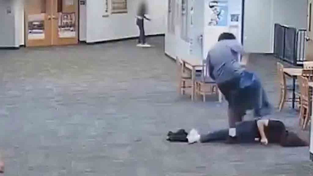 La brutal agresión de un menor a su profesora tras quitarle la videoconsola