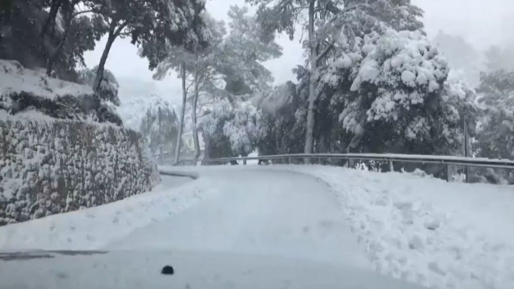 La espectacular nevada que la borrasca Juliette ha dejado en Mallorca: así está la circulación por carretera