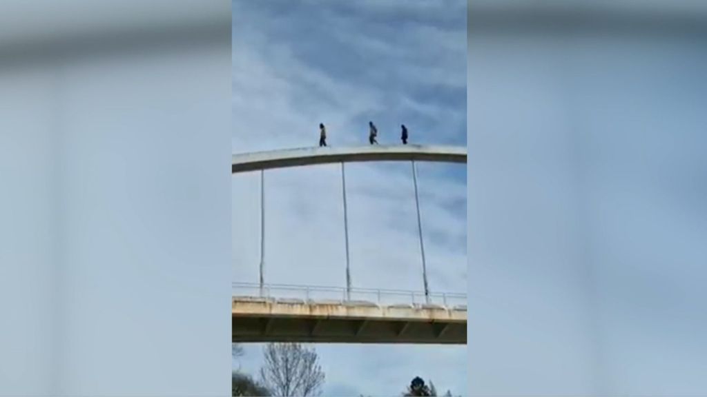 La imprudencia de unos jóvenes en Ourense: paseando y deslizándose por una pasarela a 40 metros de altura