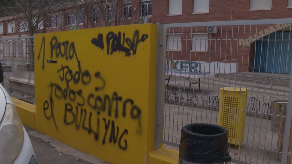 “Por Pol y por todos”: la pintada contra el bullying en apoyo al menor con autismo que se lanzó desde un balcón en La Ràpita