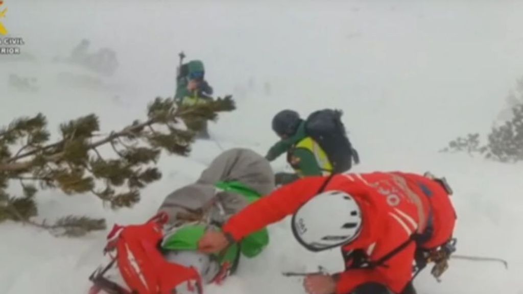 Ocho horas de rescate con un tiempo infernal para salvar a una esquiadora en Benasque