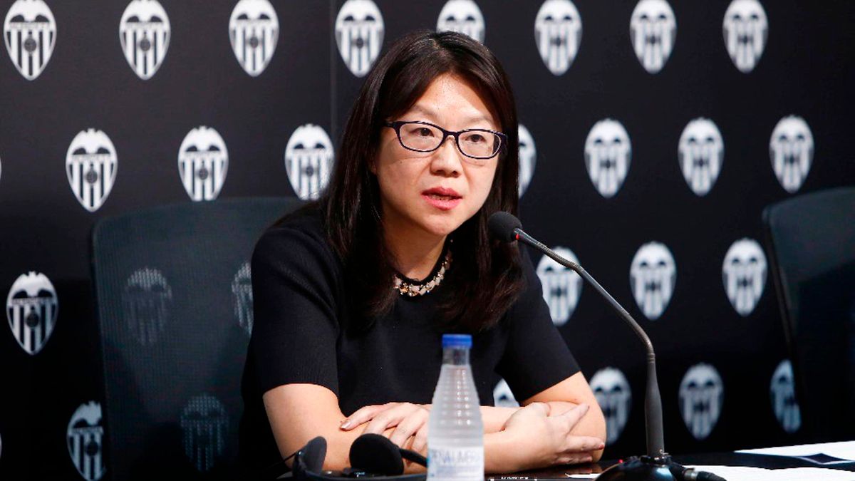 Archivo - La presidenta del Valencia CF, Layhoon Chan, en una rueda de prensa