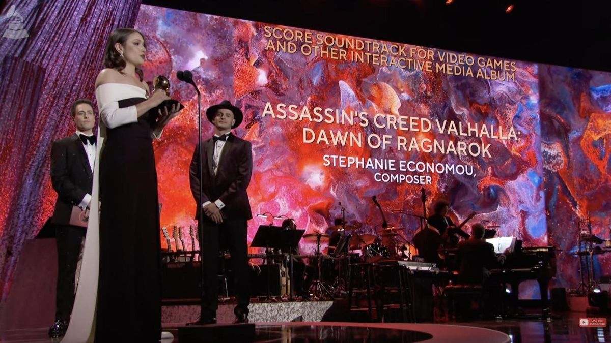 Stephanie Economou recogiendo el Grammy a la mejor banda sonora para videojuegos y otros medios interactivos por Assassin's Creed Valhalla.