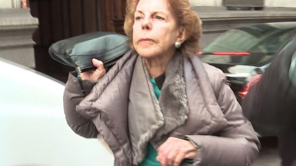 Patricia Llosa, saliendo de la casa de Mario Vargas Llosa en Madrid bastante molesta con la prensa