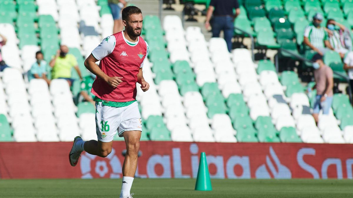 Archivo - German Pezzella, con un peto rojo, realiza ejercicios de calentamiento sobre el césped del Villamarín. Archivo - German Pezzella, con un peto rojo, realiza ejercicios de calentamiento sobre el césped del Villamarín.