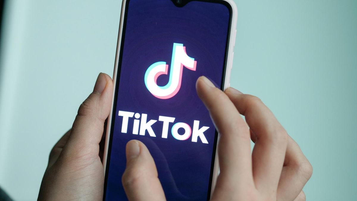 Archivo - FILED - 13 November 2019, Berlin: The logo of the short video app TikTok appears on a smartphone screen. TikTok adds filters to limit teenage access to adult content. Photo: Jens Kalaene/dpa-Zentralbild/dpa