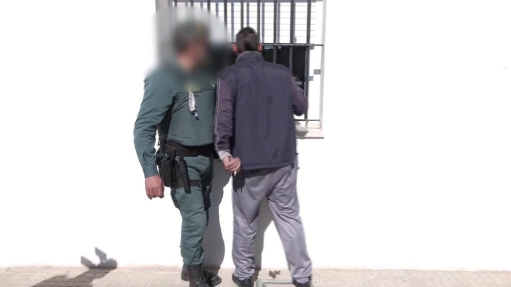 Máxima tensión en El Rubio: el padre de la menor asesinada se encara entre gritos y amenazas al detenido