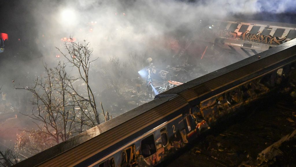 Mueren al menos 32 personas y 85 resultan heridas al chocar dos trenes en Grecia