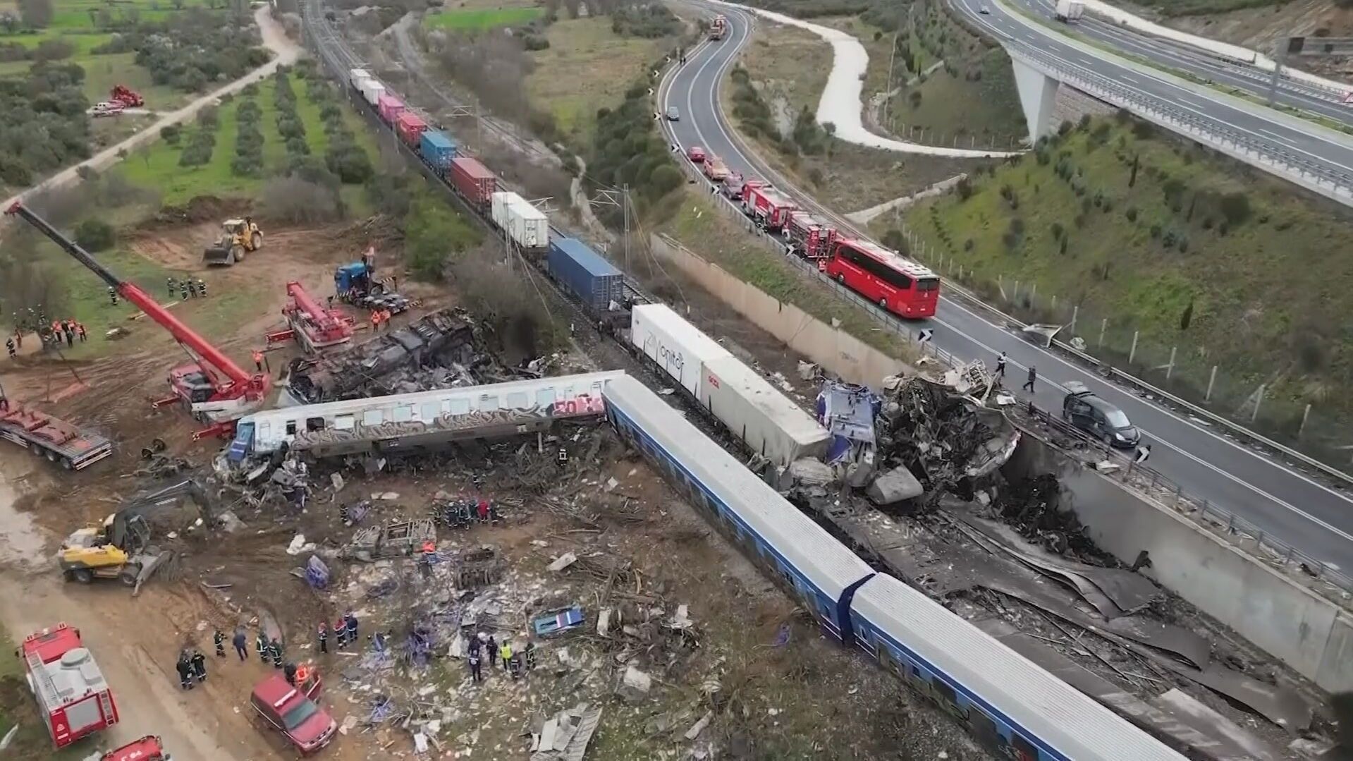 Un dron muestra las imágenes del accidente de dos trenes en Grecia
