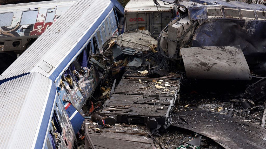 Dimite el ministro griego de Transportes tras el choque de trenes en Grecia