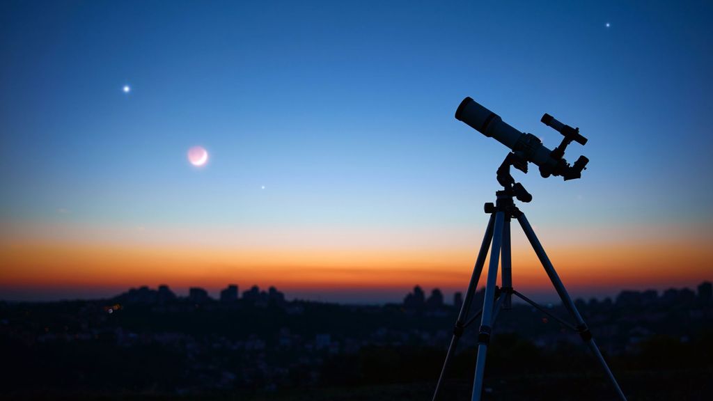 Con un pequeño telescopio o unos buenos prismáticos podemos ver detalles durante la conjunción
