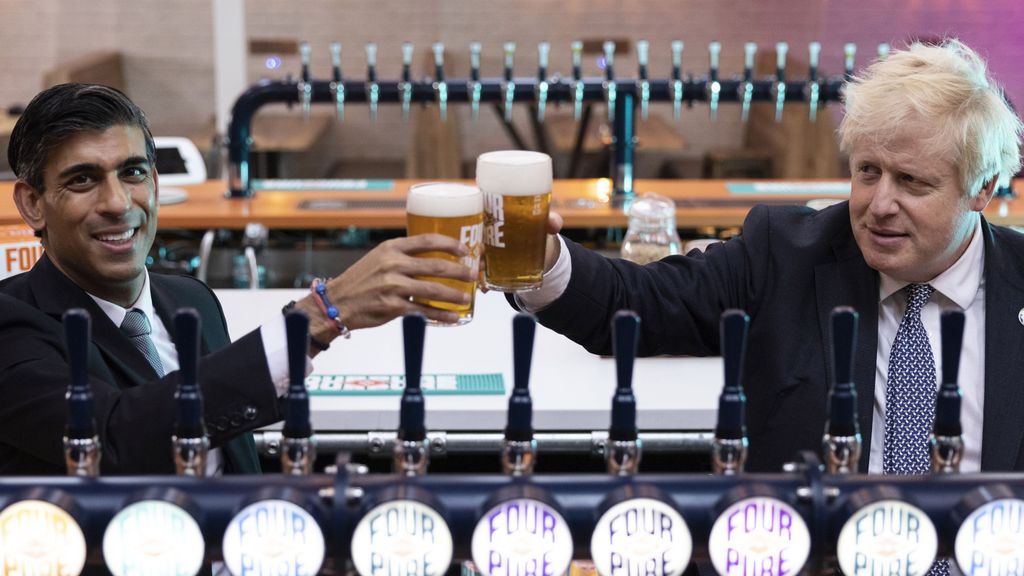 El ex primer ministro Boris Johnson junto al actual mandatario, Rishi Sunak