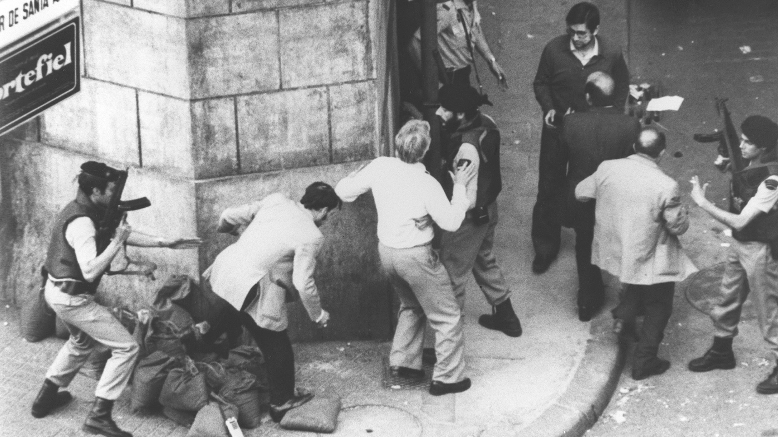 En la imagen, miembros de los GEO durante la salida de los últimos rehenes en una de las esquinas de las Ramblas, tras una impresionante operación de rescate.