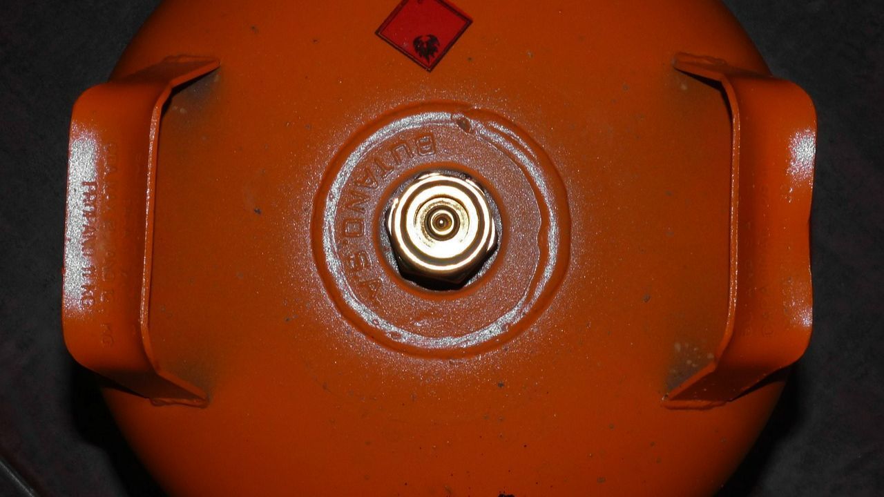 Intenta hacer explotar dos bombonas de butano con él y su novia dentro de su vivienda en Valencia