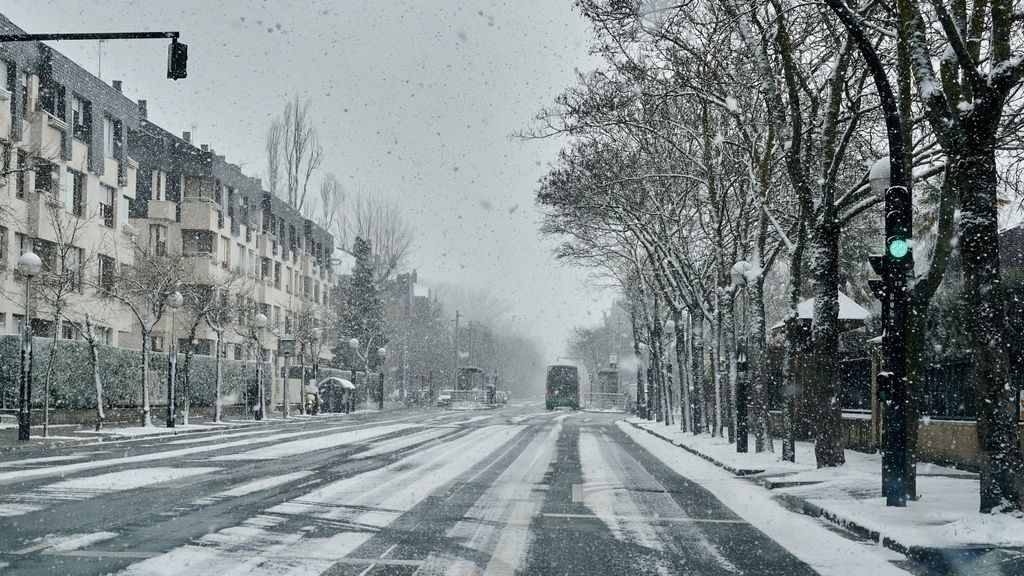 La borrasca Juliette obliga a cerrar decenas de carreteras por la nieve y las placas de hielo