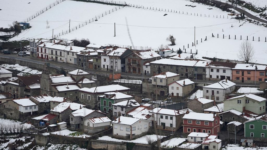 Las imágenes de la gran nevada en Asturias: siguen la alerta por frío extremo y heladas
