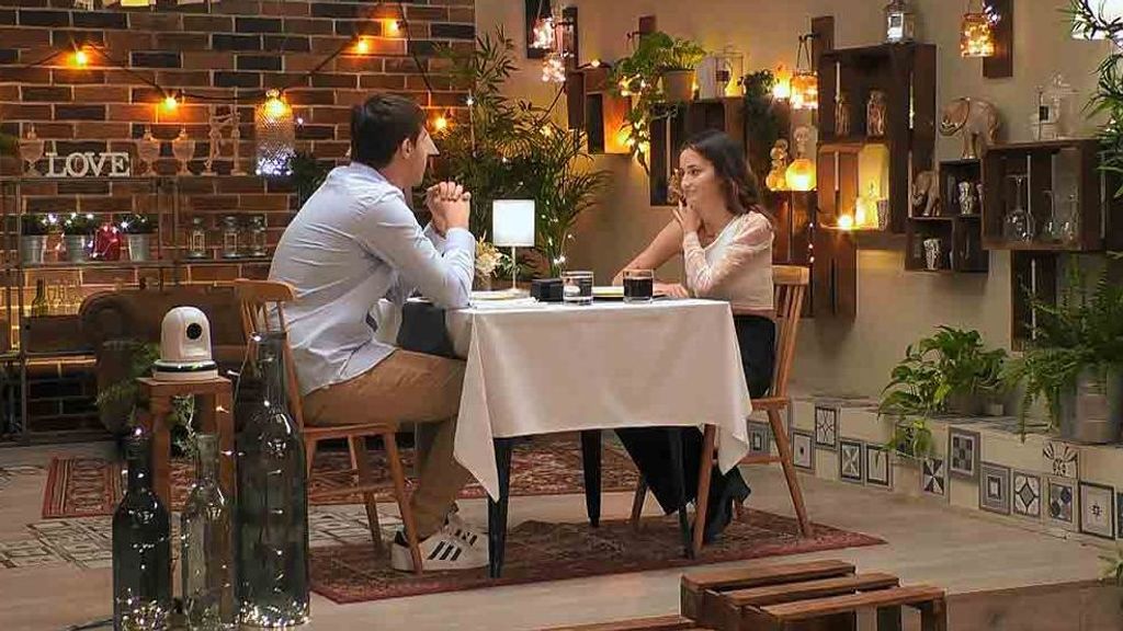 María y Raúl durante su cita en 'First Dates'