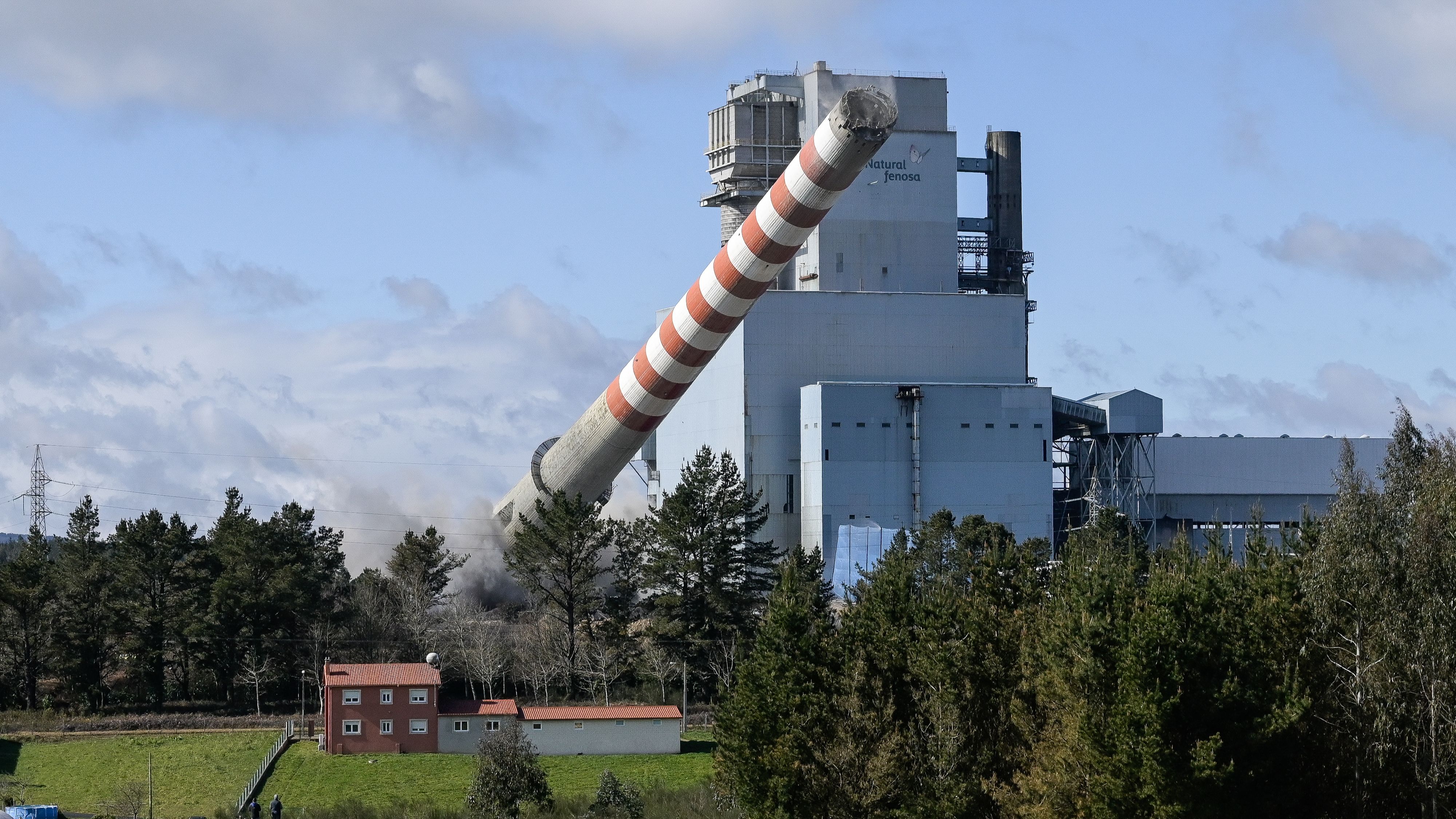 La chimenea de la central térmica de Meirama ya es historia tras una voladura con explosivos