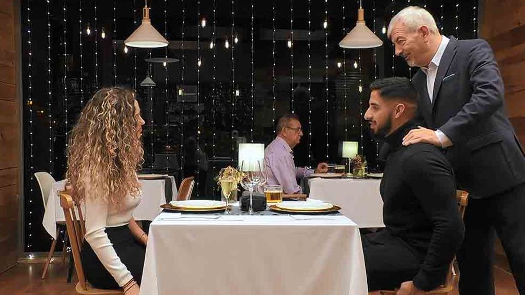 Rosana y Nabil durante su cita en 'First Dates'