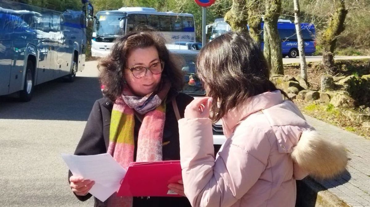 Alicia, de espaldas, junto a su madre tras presentar la documentación en el registro.