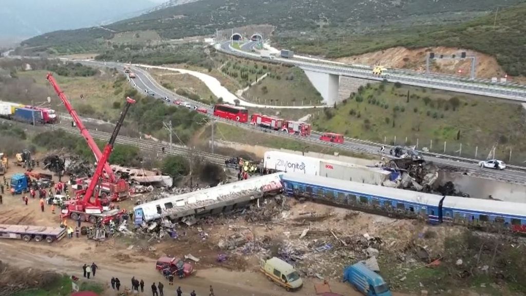 El rescate de las víctimas del accidente de trenes en Grecia se ha centrado este jueves en 10 desaparecidos