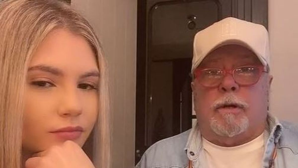 La nieta de Arévalo responde a las insinuaciones y comentarios sobre un vídeo con su abuelo
