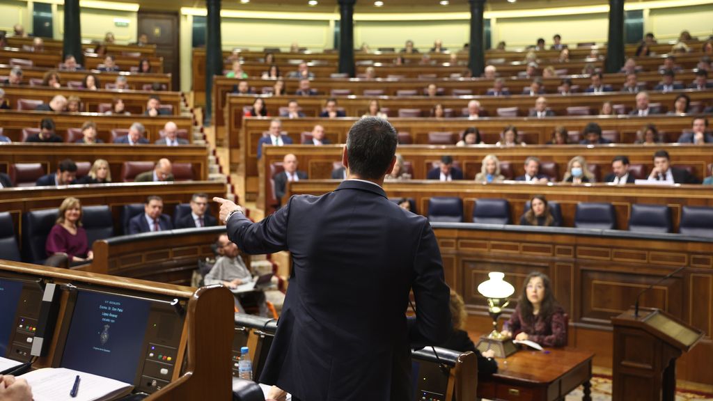 Pedro Sánchez se dirige al PP durante una sesión de control en el Congreso