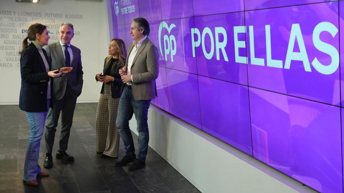 Reunión del Comité de campaña del PP con el logo del PP teñido de morado en un guiño al 8M