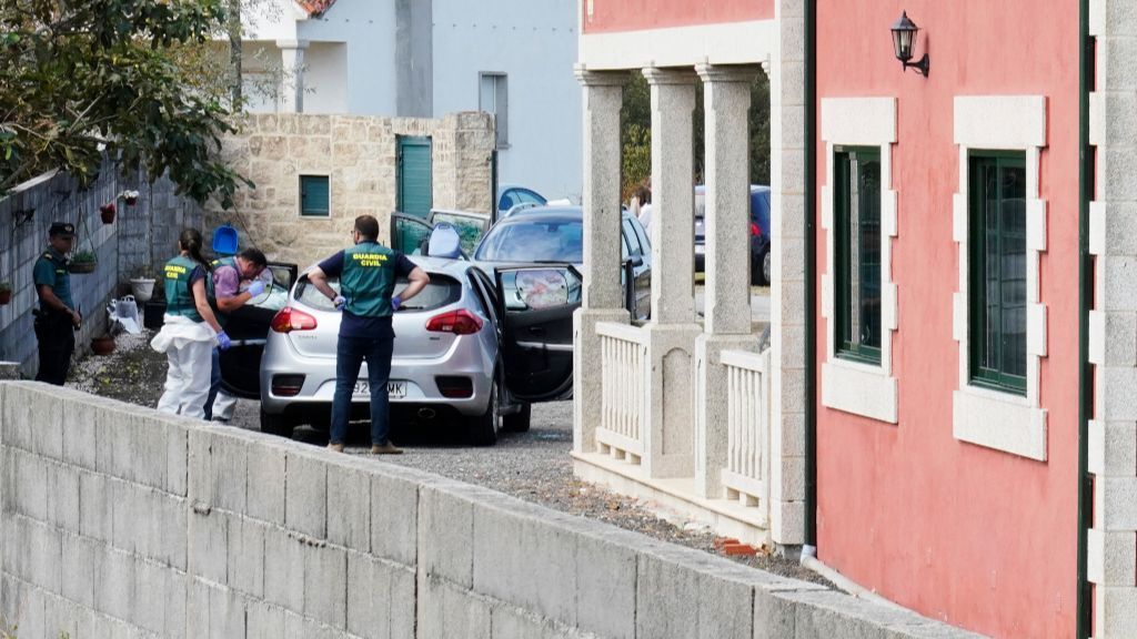 Agentes de la Guardia Civil, inspeccionando el coche de Sandra Boquete, en el que también iban sus hijos.