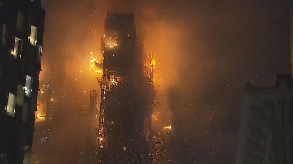 El fuego arrasa un rascacielos en construcción en Hong Kong