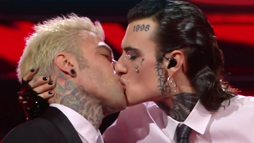 El beso de Fedez con Rosa Chemical