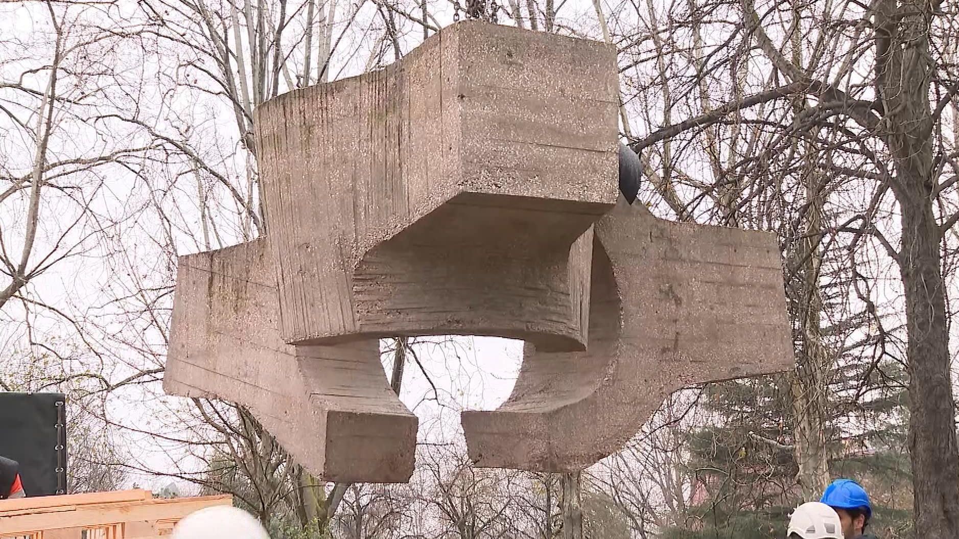 El complicado viaje de una escultura de Chillida del Bellas Artes de Bilbao a su museo en Hernani