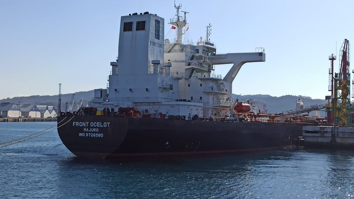 Front Ocelot, primer petrolero en descargar en el Puerto Exterior de A Coruña