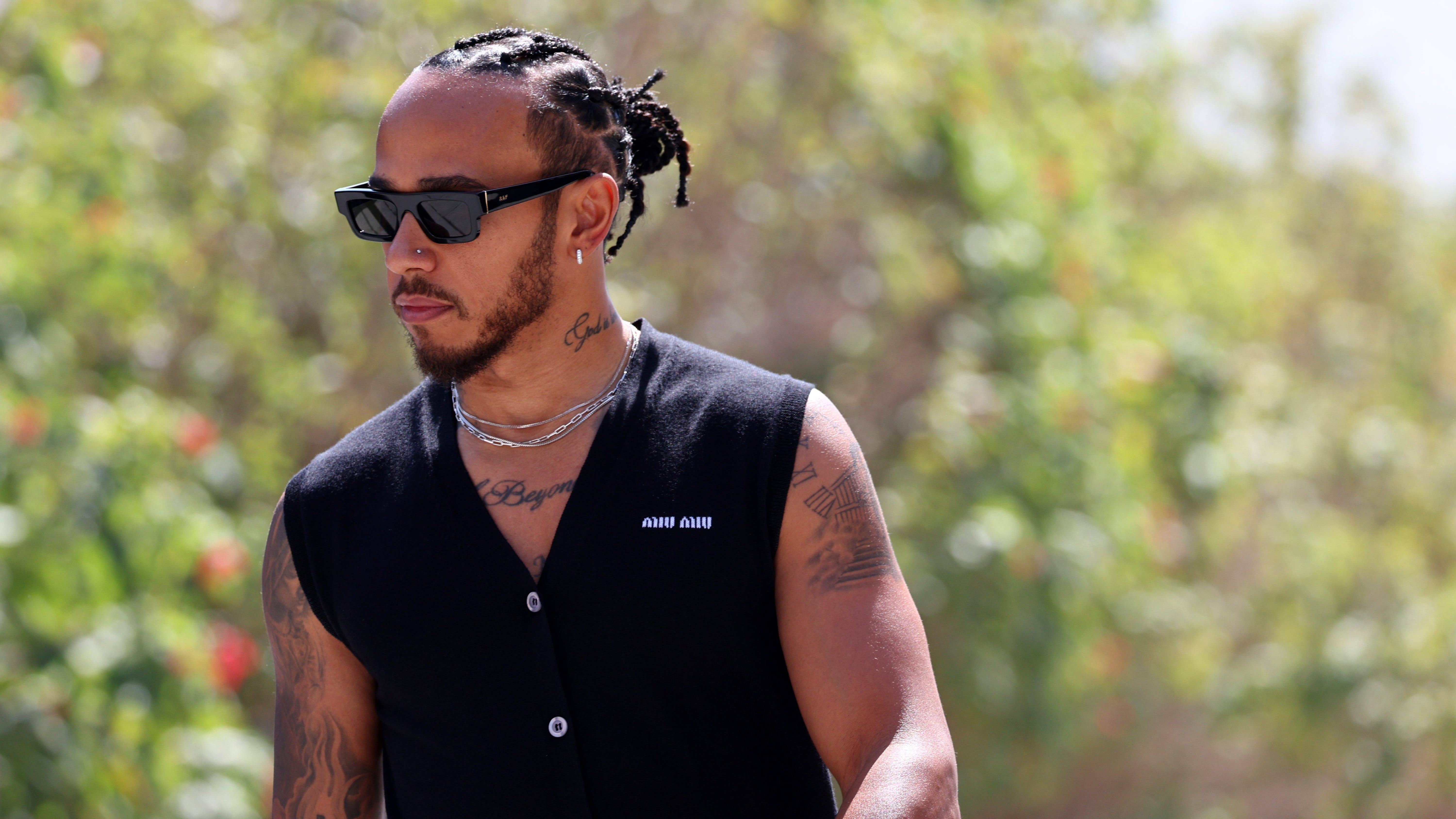 Hamilton gana el pulso a la FIA: correrá el piercing por la posible "desfiguración del rostro al quitarlo"