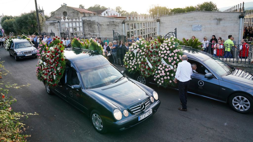 Los coches fúnebres con las tres víctimas el día del entierro.