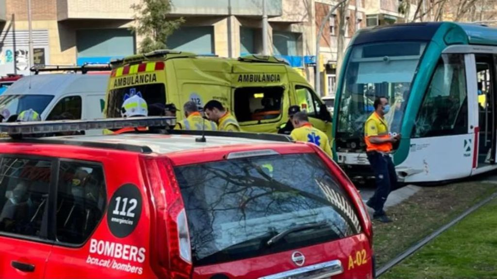 Accidente con heridos entre un tranvía y una ambulancia en Barcelona