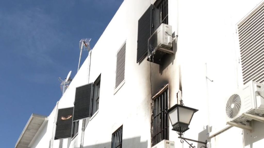 Bomberos de la Diputación de Sevilla han extinguido el incendio declarado en una vivienda en Carmona