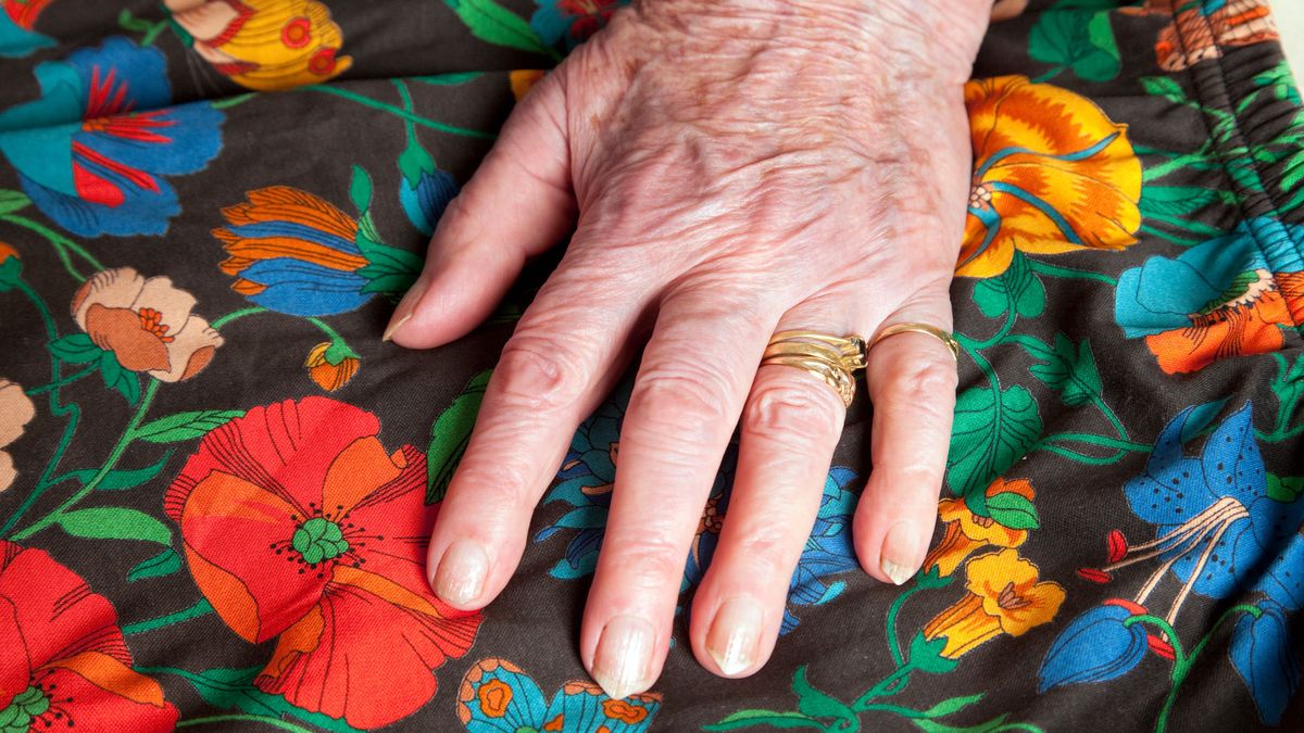 Imagen de archivo de las manos de una anciana