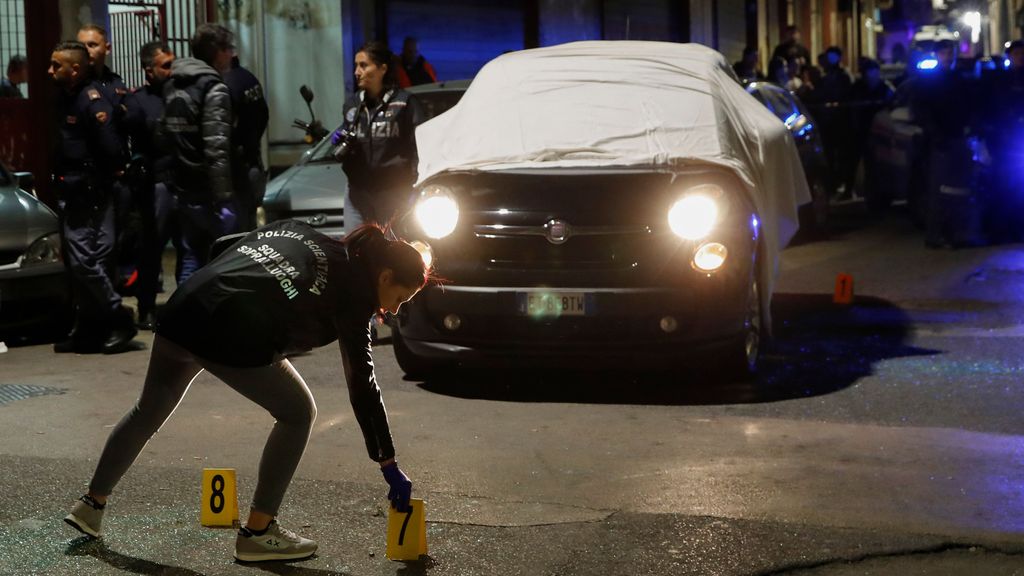 Redada policial tras un enfrentamiento de camorristas en Nápoles.