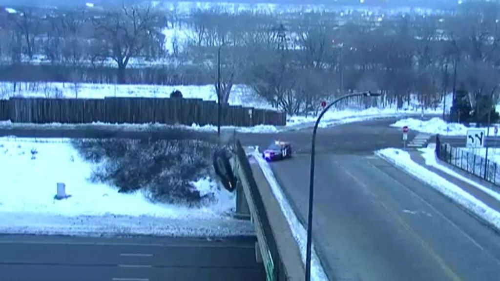 Un vehículo, perseguido por la Policía en Minnesota, se precipita por un puente