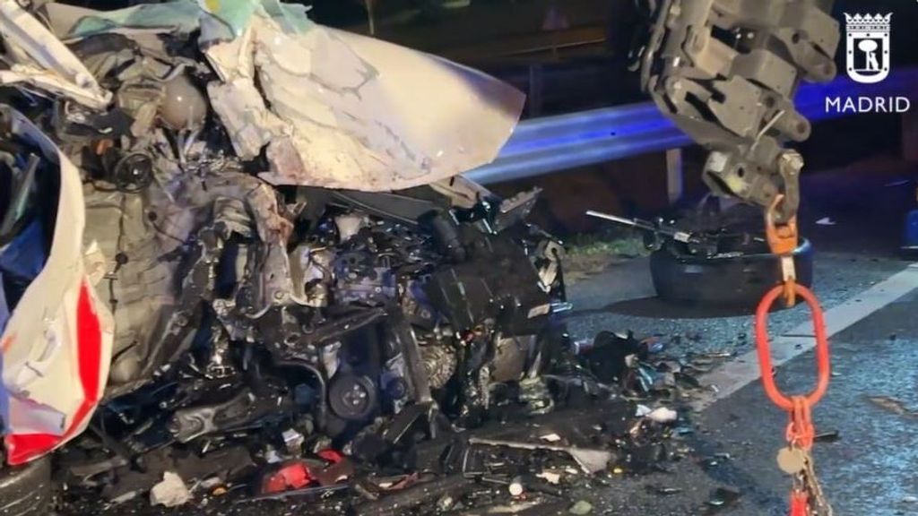 Bomberos de Madrid han rescatado el cuerpo sin vida de hombre que viajaba en un taxi tras un accidente en la M-11