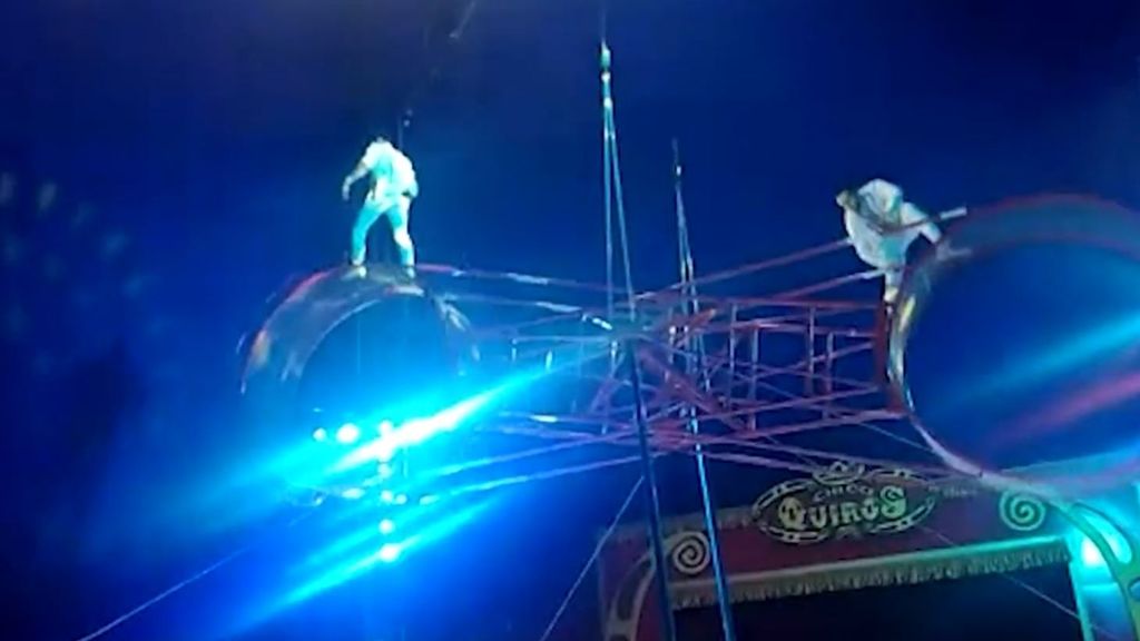 Un trapecista del Circo Quiros se cae en mitad del espectáculo desde una altura de siete metros