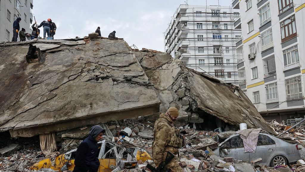 Varios heridos al derrumbarse un edificio de seis pisos dañado por el terremoto de Turquía