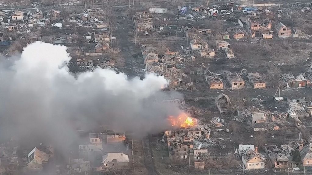La lucha por Bajmut: el asedio ruso a esta ciudad estratégica, desde el aire
