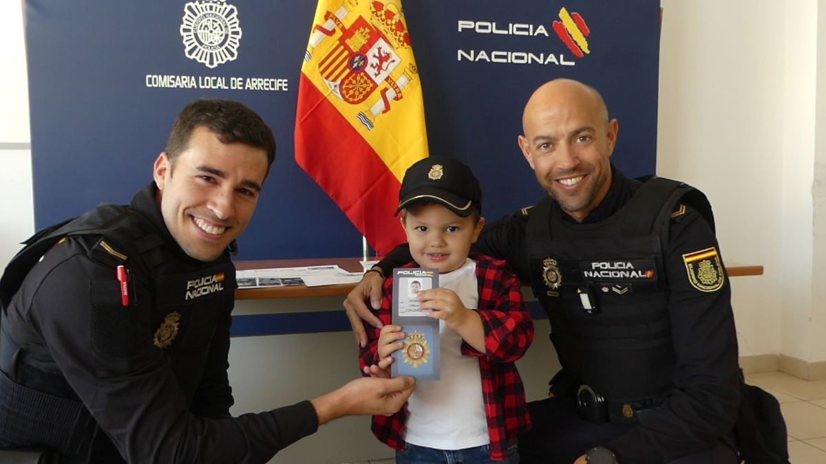 Dos agentes de Policía salvan la vida a un niño que entró en parada en Lanzarote