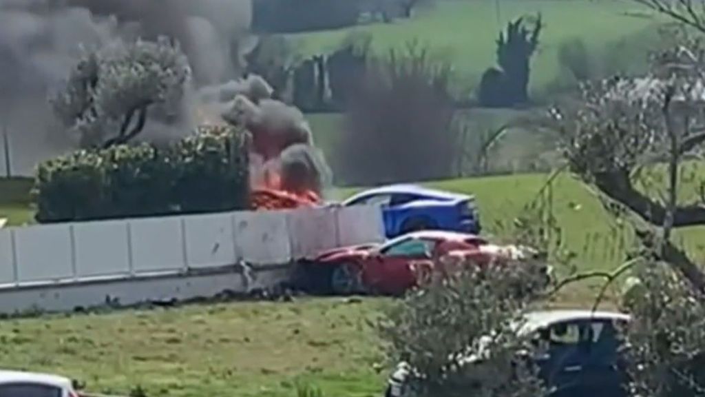 Dos coches Ferrari, destrozados tras una carrera ilegal en Italia en la que volaron por los aires