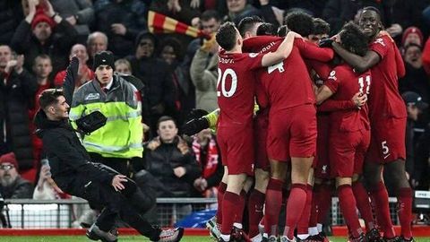 El Liverpool sanciona de por vida al aficionado que saltó a Anfield: casi  lesiona a Robertson