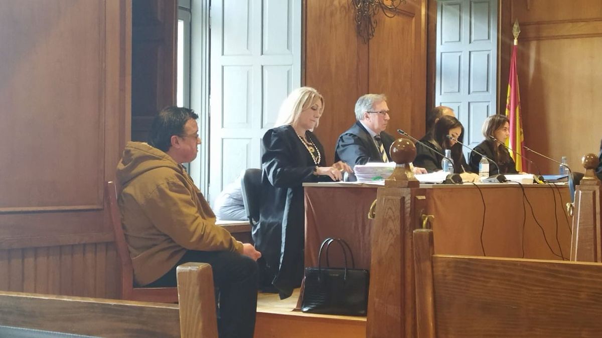 José Luis Abet, autor confeso del triple crimen de Valga, en la sala de la Audiencia de Pontevedra donde se celebra el juicio José Luis Abet, autor confeso del triple crimen de Valga, en la sala de la Audiencia de Pontevedra donde se celebra el juicio